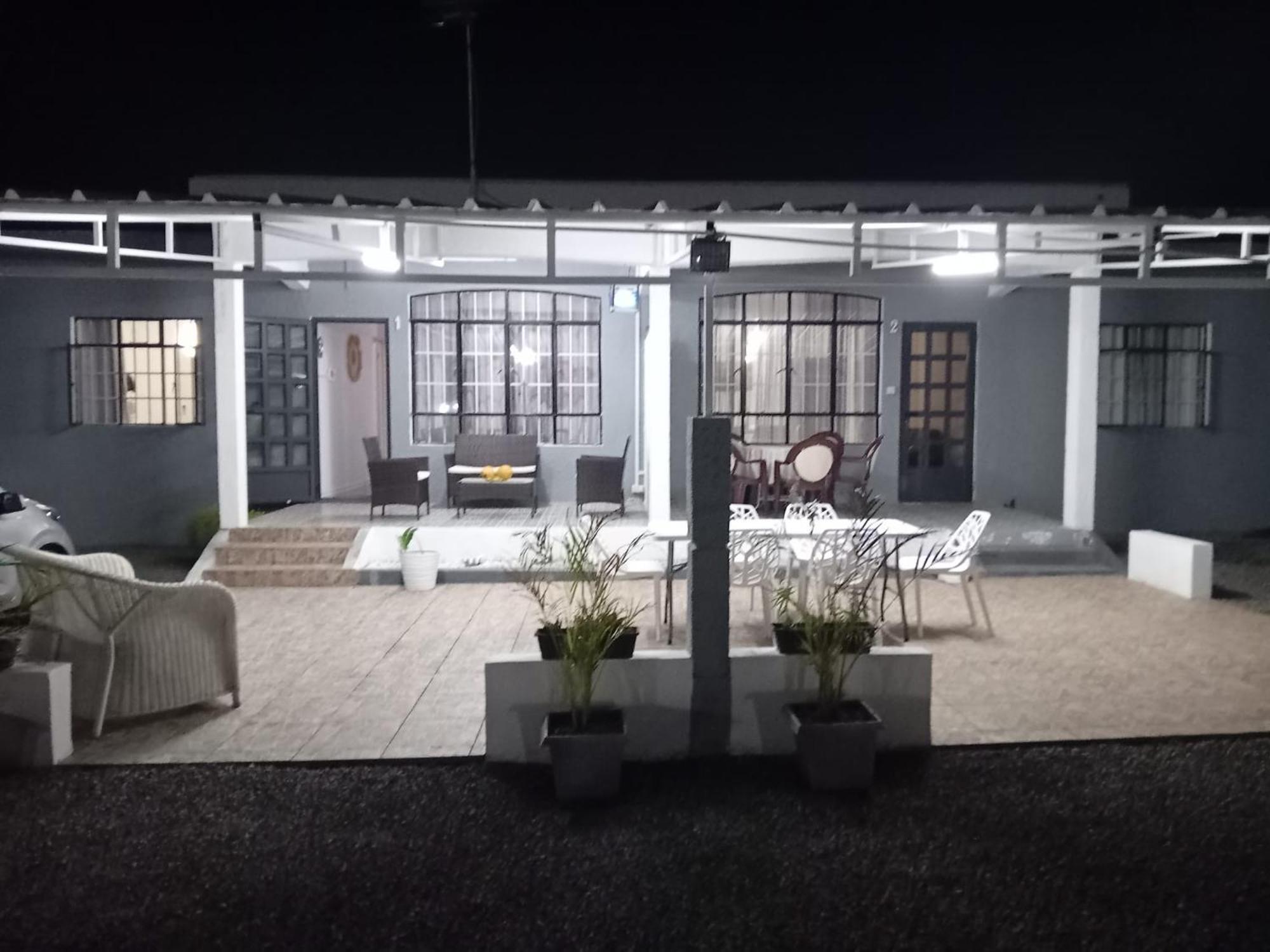 Bella Is 5 Mins From The With Amazing Garden Overlooking The Pool Casa de férias