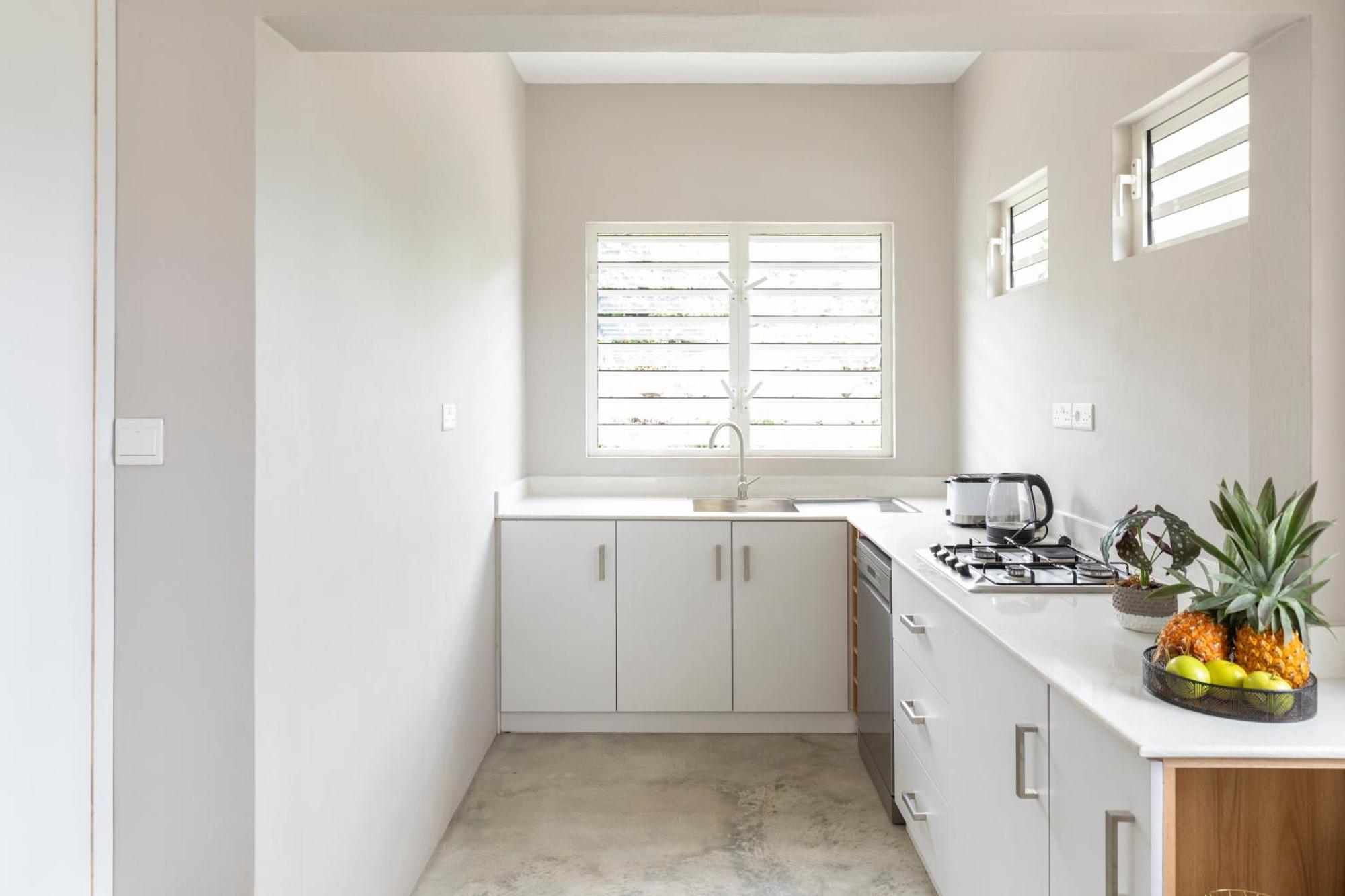 Quaint 2bdr In Melville Public W Pool