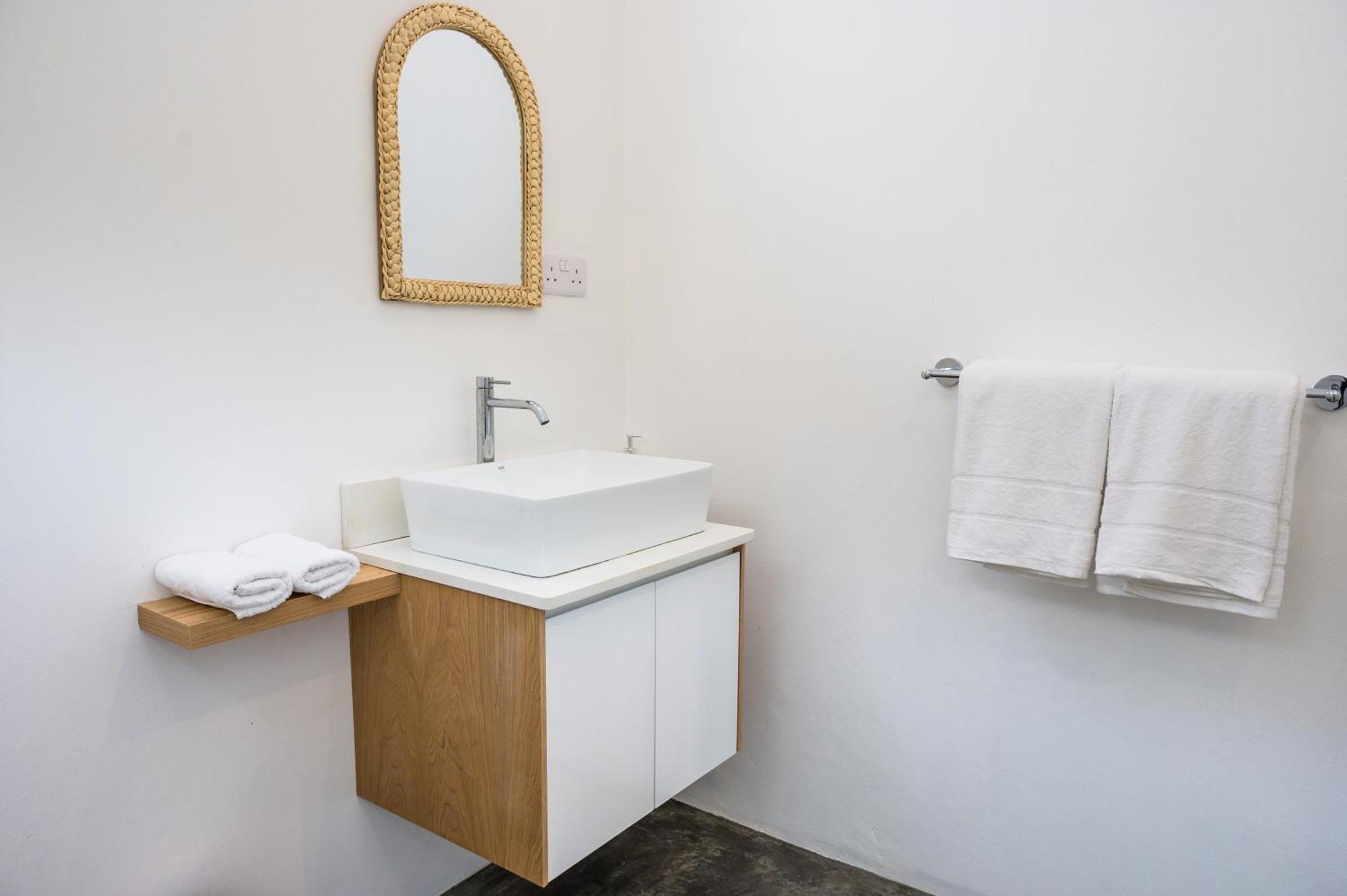 Quaint 2bdr In Melville Public W Pool