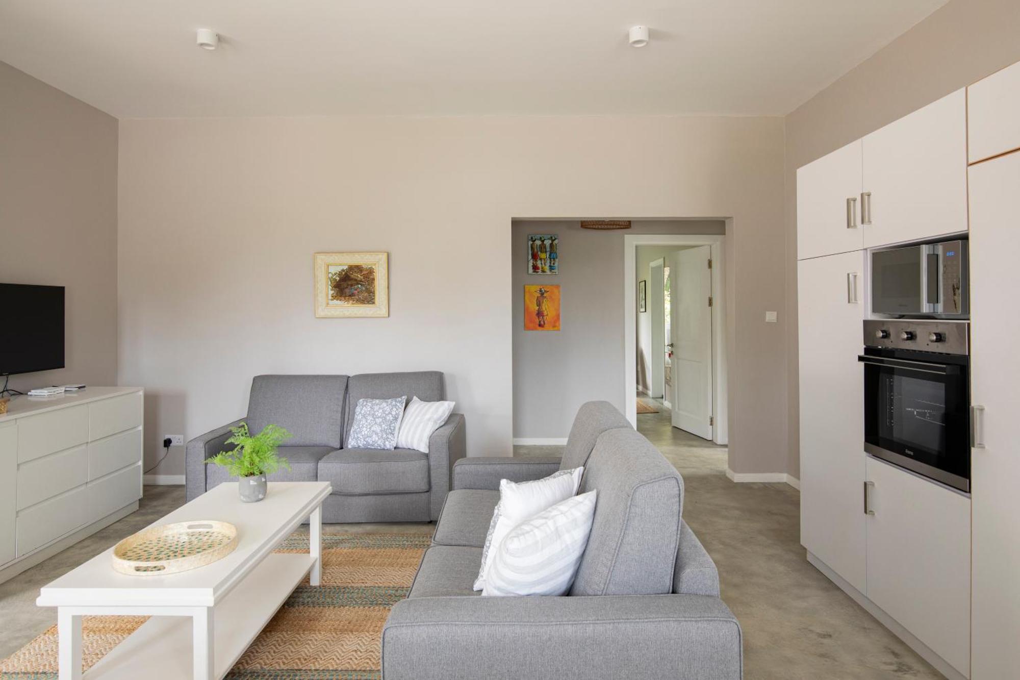 Quaint 2bdr In Melville Public W Pool
