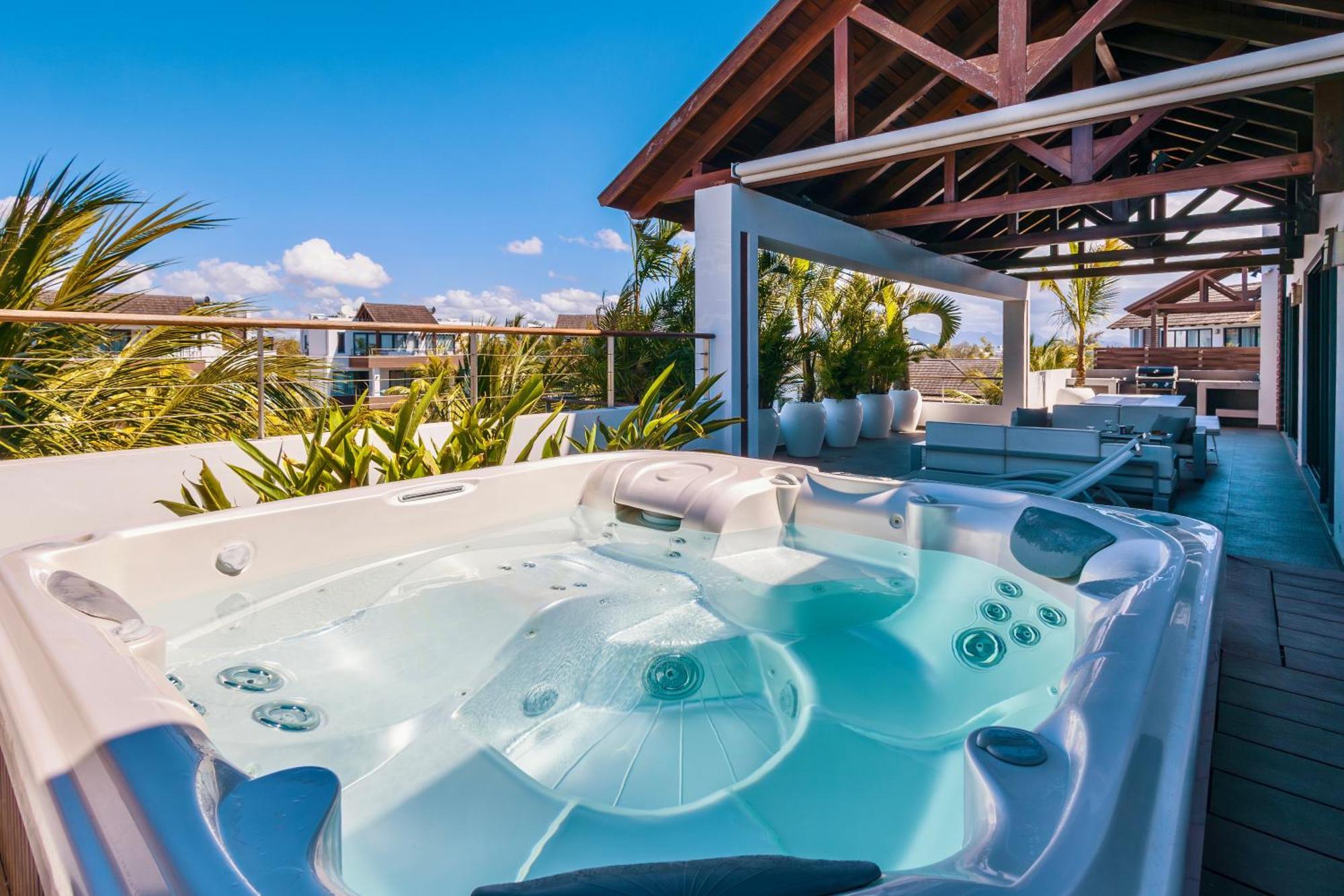 Luxury Penthouse With Jacuzzi, 2 Min To *