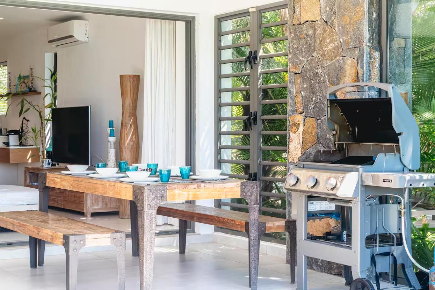 Aroma Luxury Waterfront Villa *