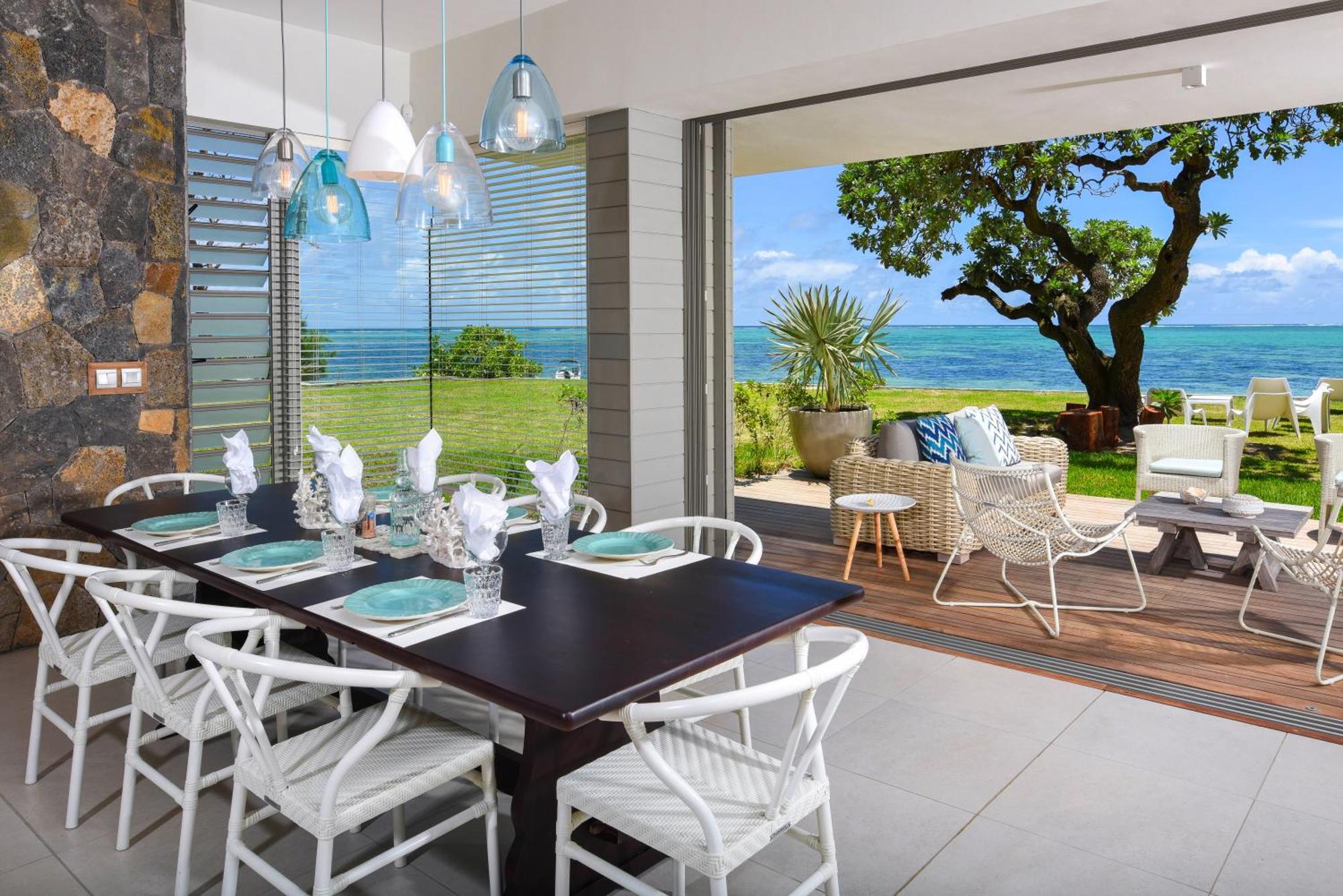 Beachfront & Pool Apartment
