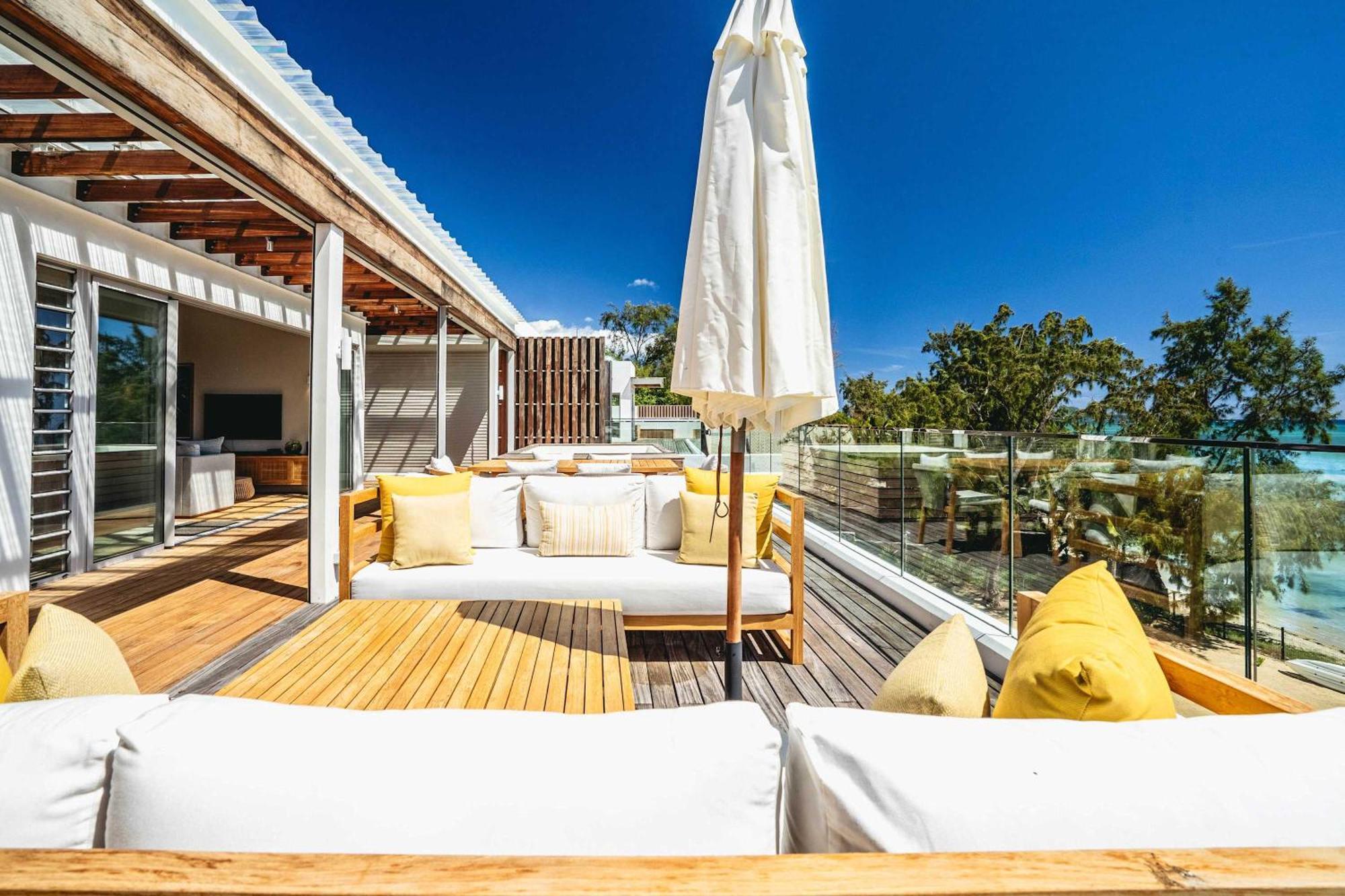 Aqua Serena - Luxury Beachfront Penthouse Apartment *