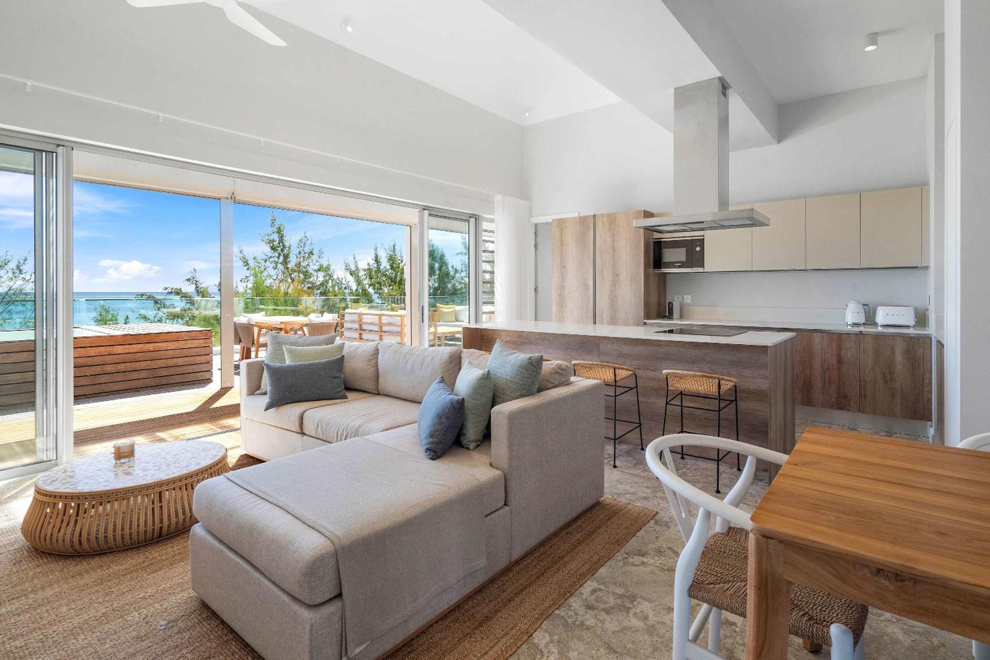 Aqua Serena - Luxury Beachfront Penthouse Apartment