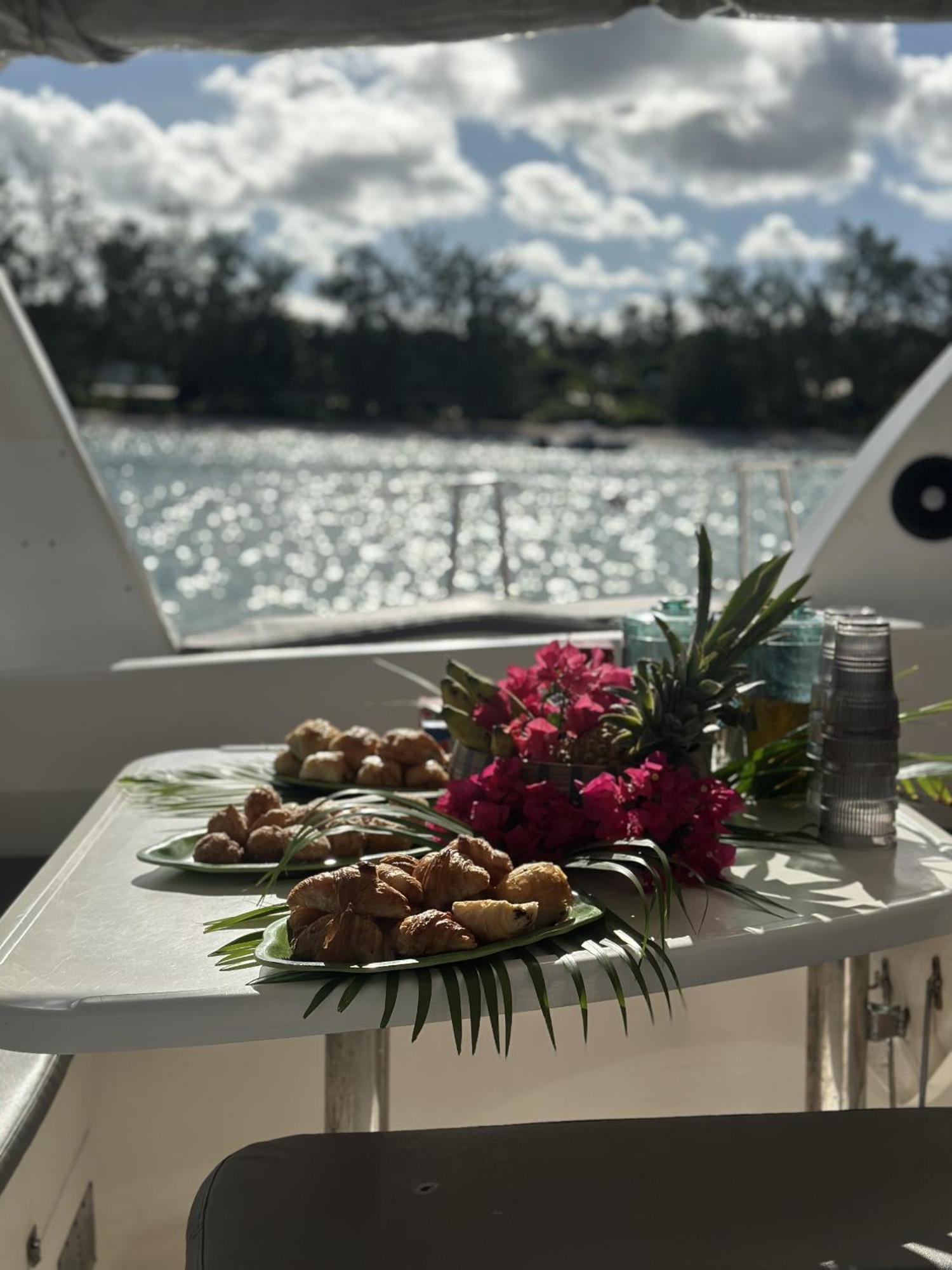 Botel Catamaran Z'ile Cruise Grand Baie