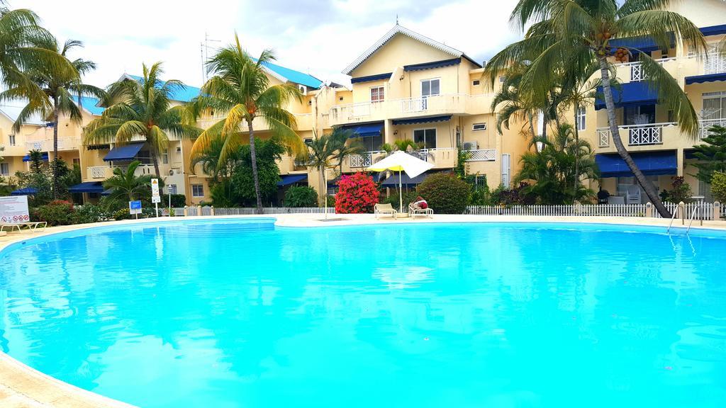 In Le Tamier, 4 Bedrooms, 300m Apartment Flic en Flac