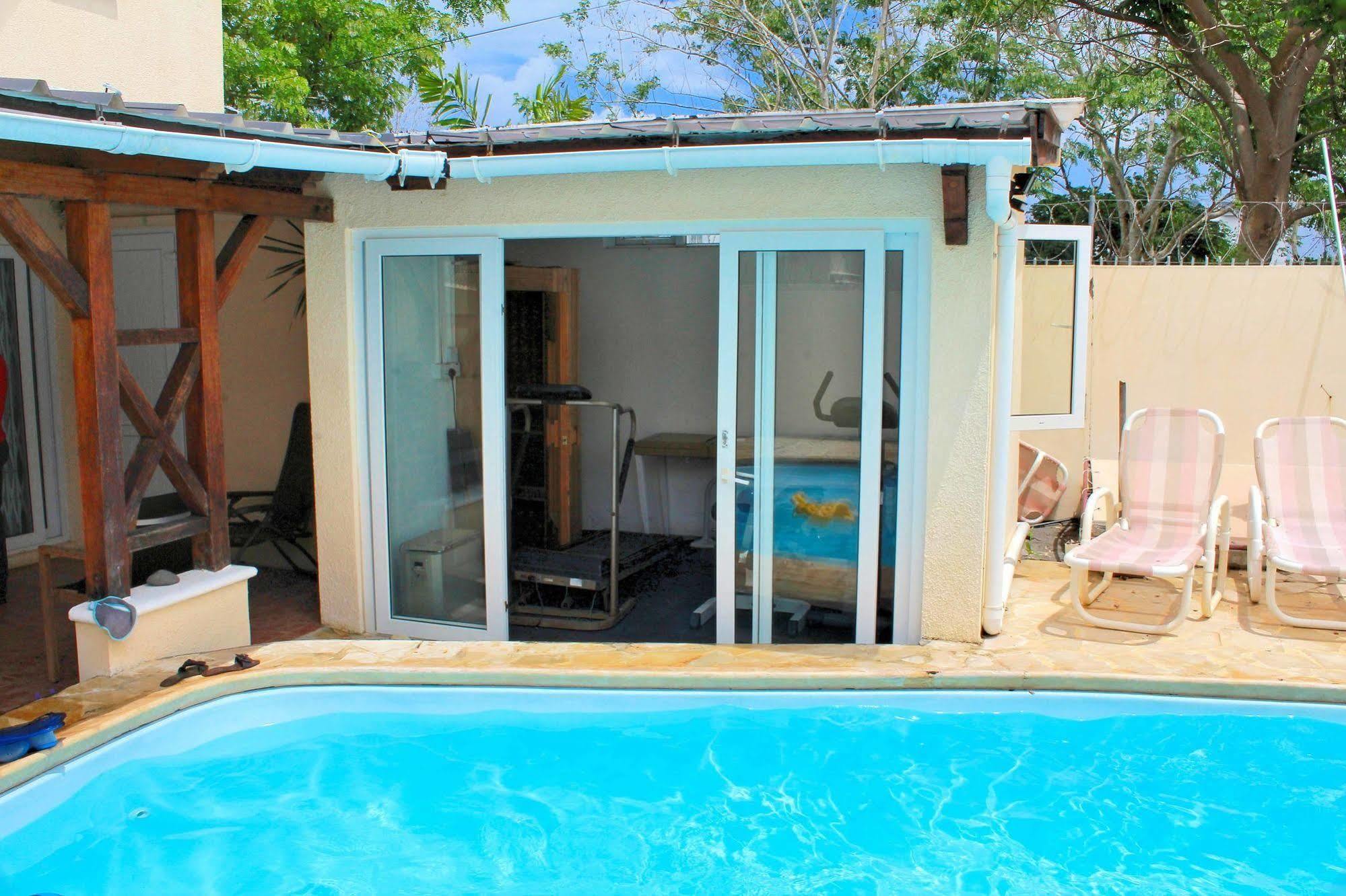 Sea View Villas *