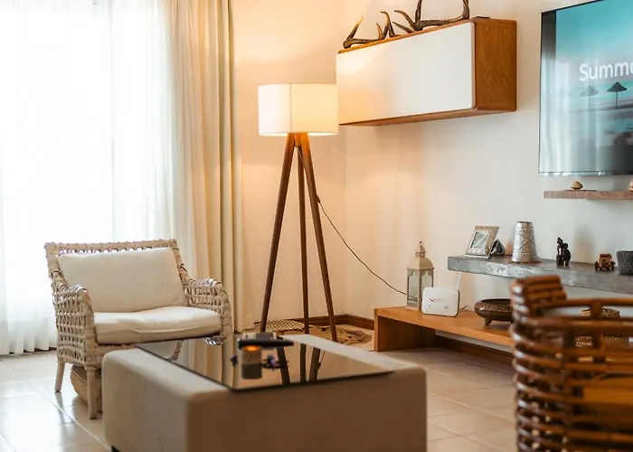 Luxurious 3-Bedroom Apt With Sea Views - Sd10