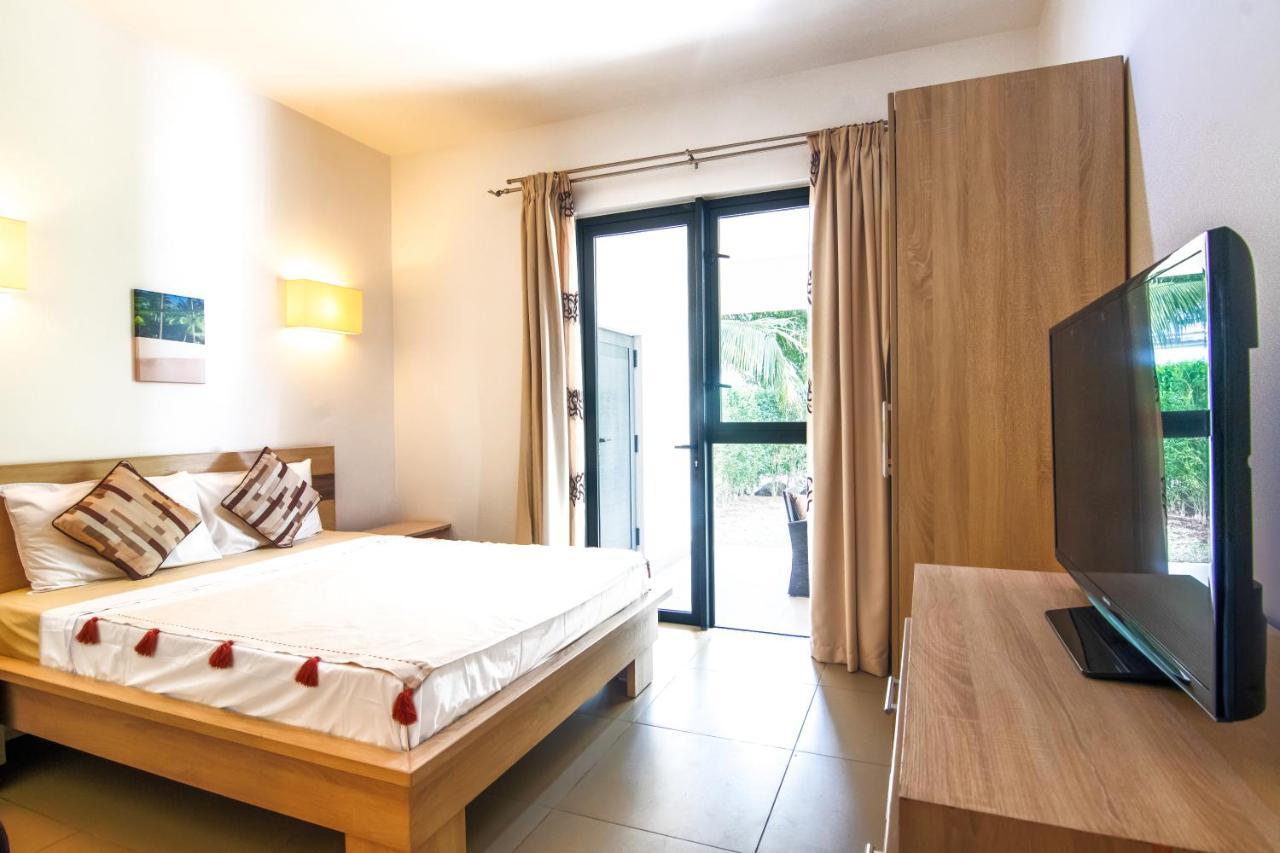 Azuri Ocean Village - Elegant 3-bedroom With Private Garden, & Pool Access In Holiday home Roches Noires