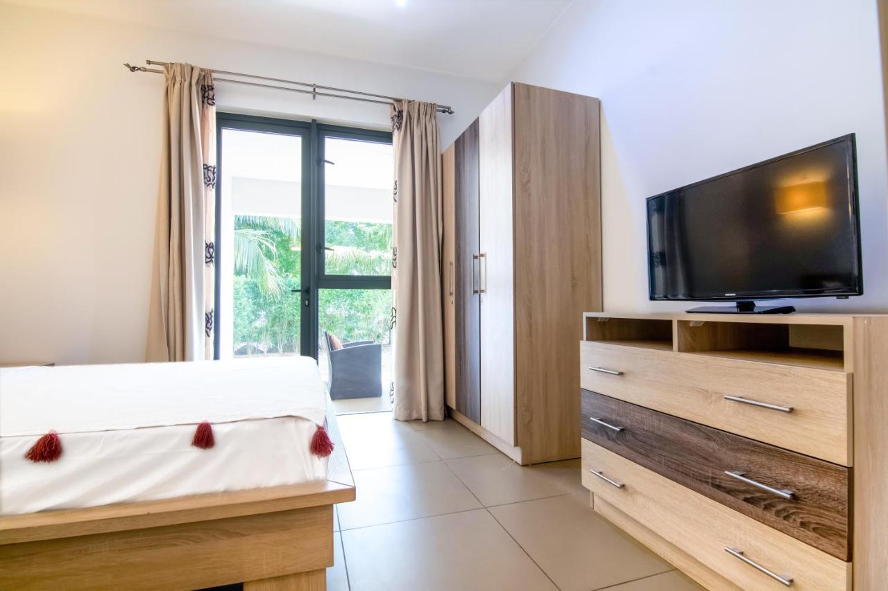 Azuri Ocean Village - Elegant 3-bedroom With Private Garden, & Pool Access In