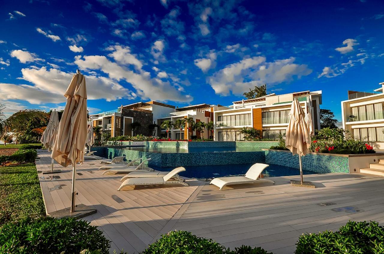 Cap Ouest Luxury Beachfront Apartment *