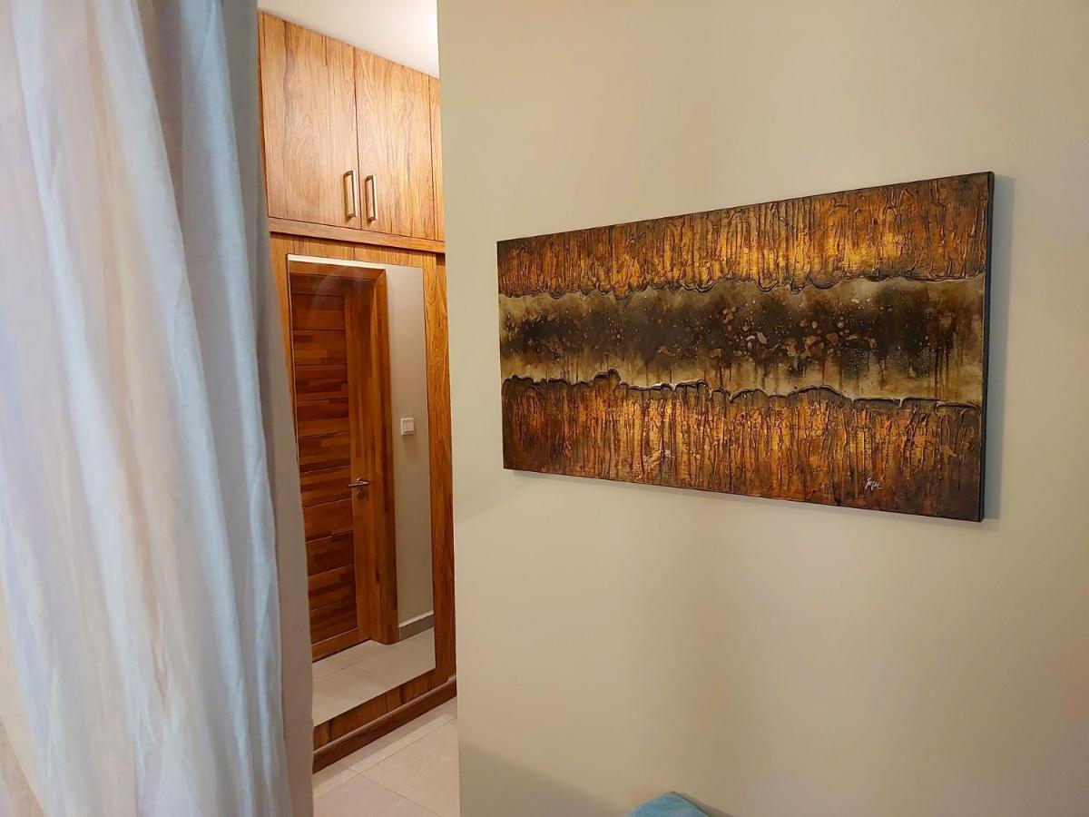 Golden Square & Private Pool Apartment