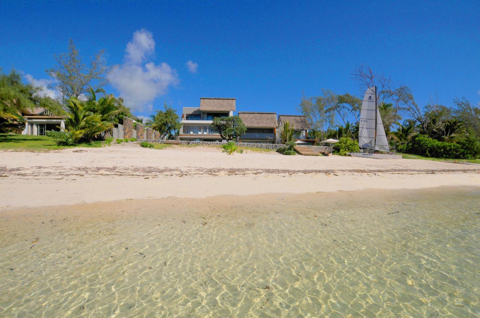 Beachfront & Pool Apartment *