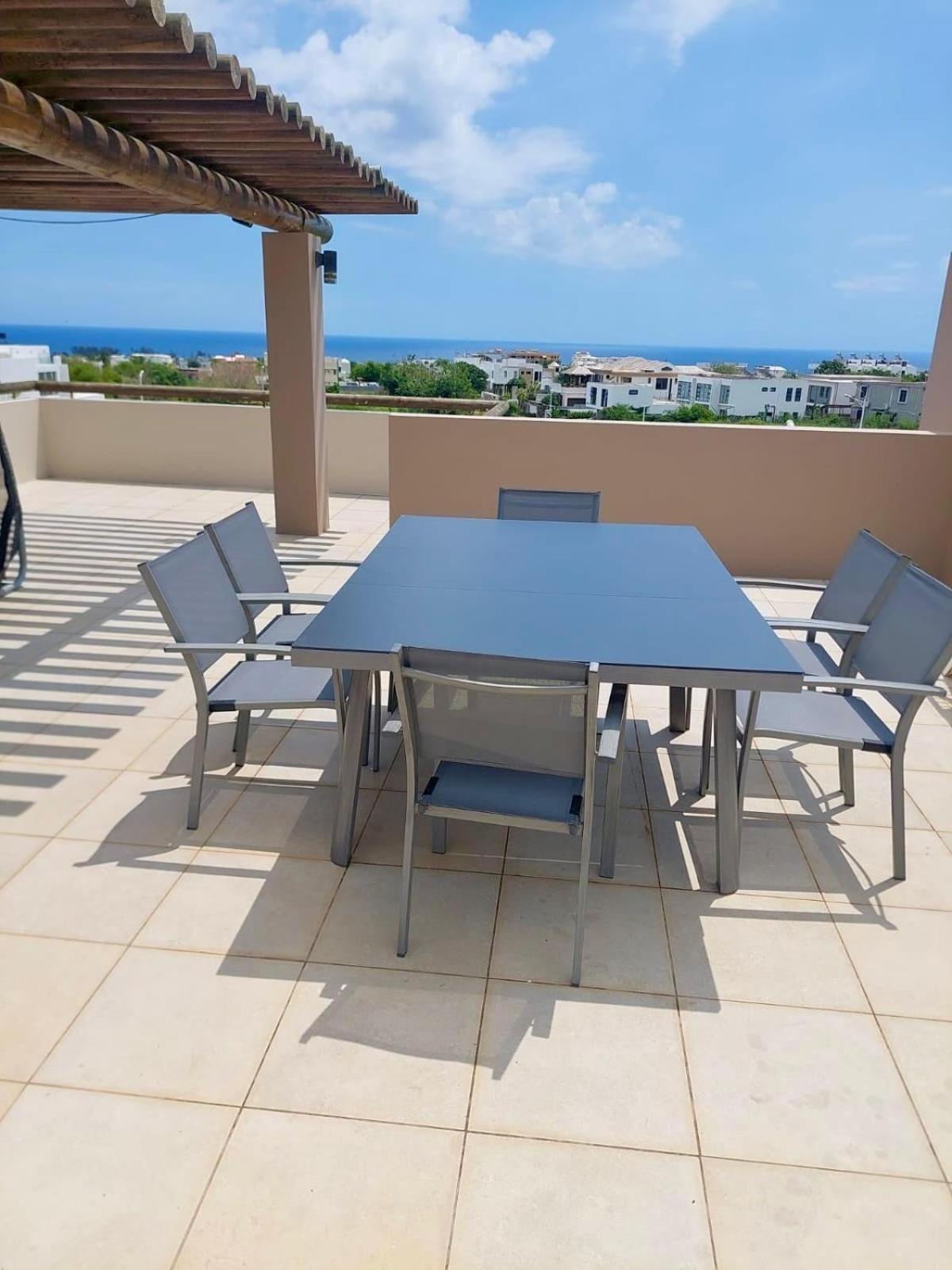 Stunning 3-bedroom With Private Rooftop Terrace & Gorgeous Pool Apartment *