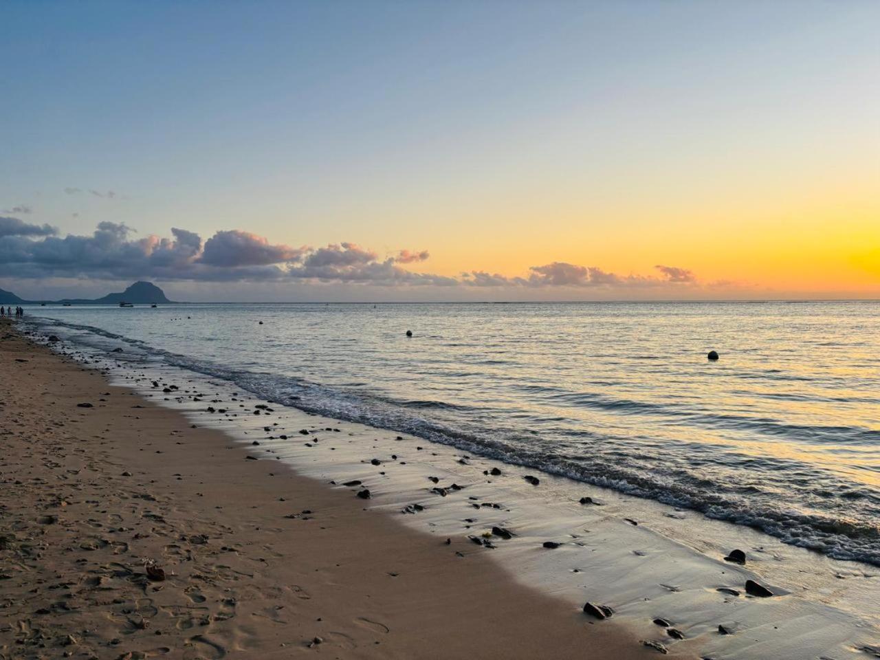 Ocean Views & Stunning Sunsets 1st-floor Villa Flic-en-Flacq