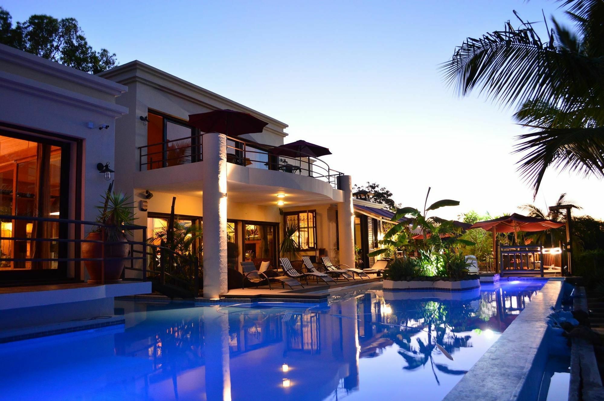 Guest house Le Du Bonheur & Car 4*